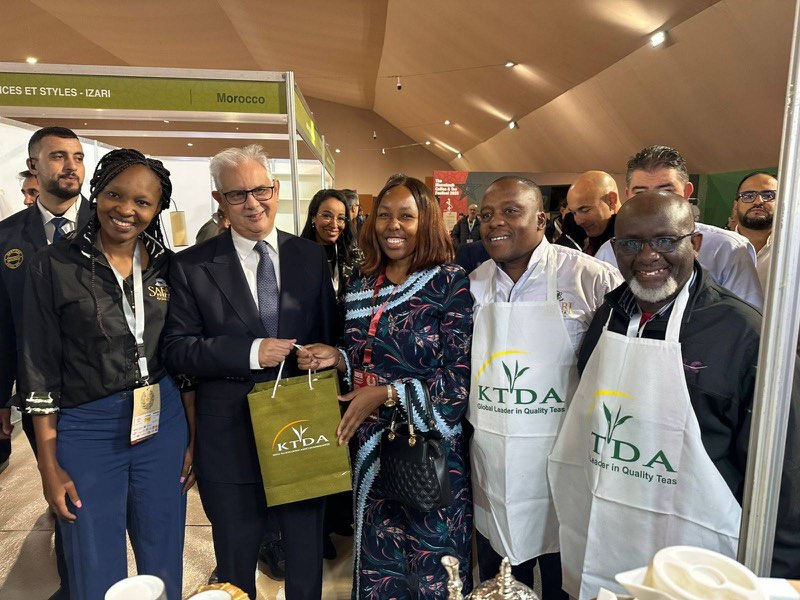 Nizar Baraka et Jessica Muthoni Gakinya, ambassadrice du Kenya, avec la délégation du thé kényan (KTDA)